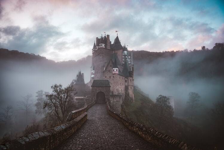 A breathtaking castle inducing self-forgetfulness.
